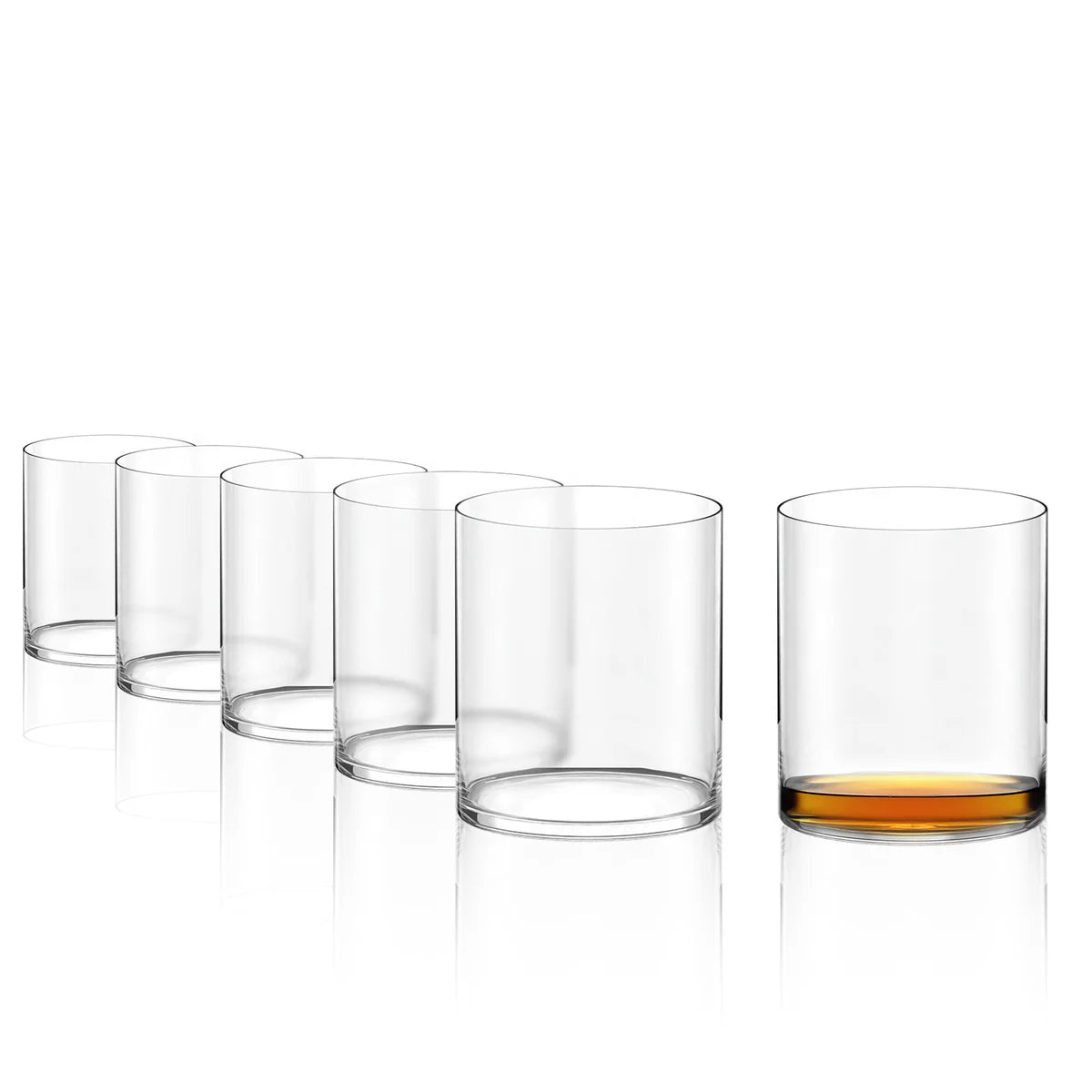 Vaso Whisky Kyoto de Stolzle Lausitz lleno de whisky, listo para degustar, con un fondo blanco.