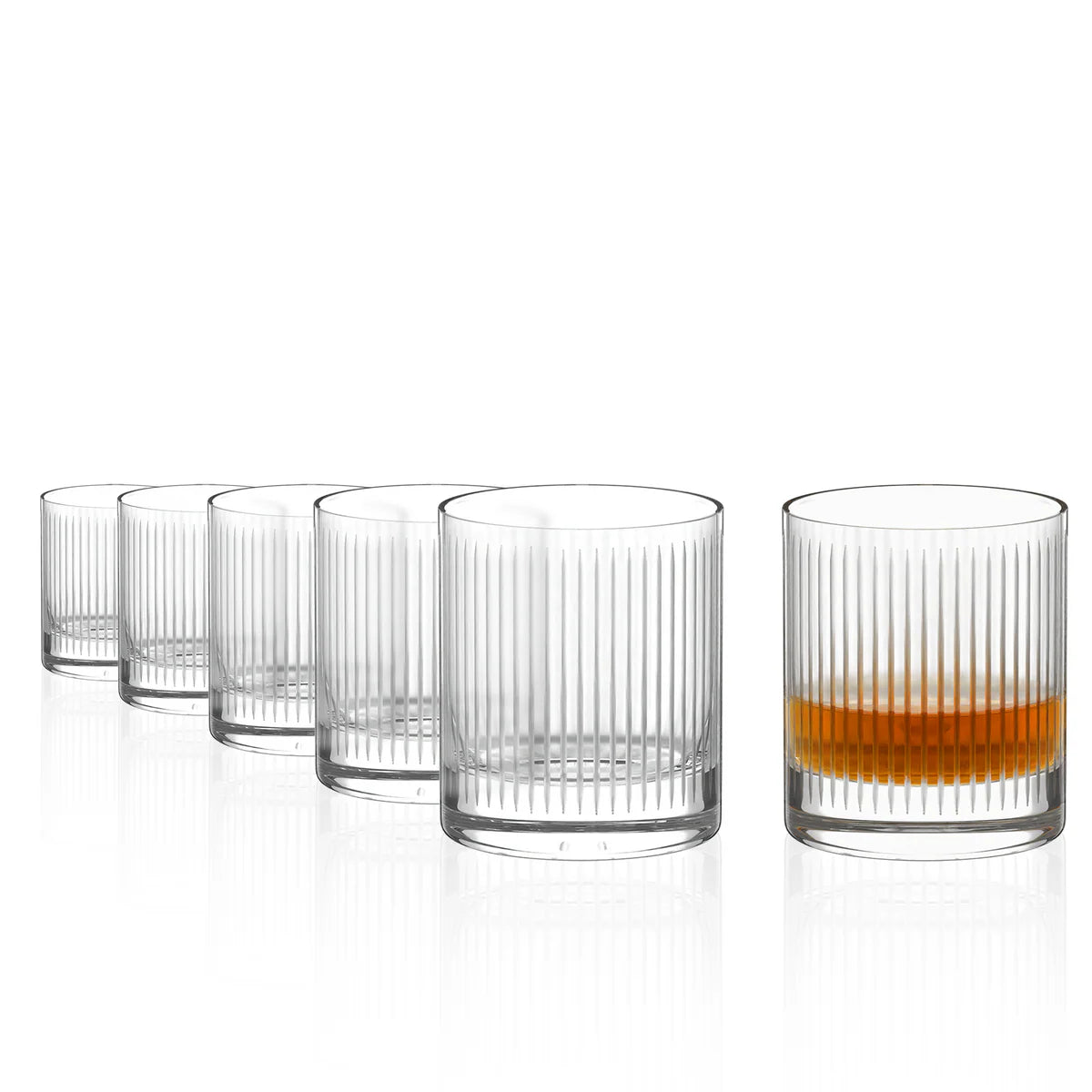Set Vasos Whisky New York Soho de Stolzle Lausitz con whisky ámbar, fondo blanco.