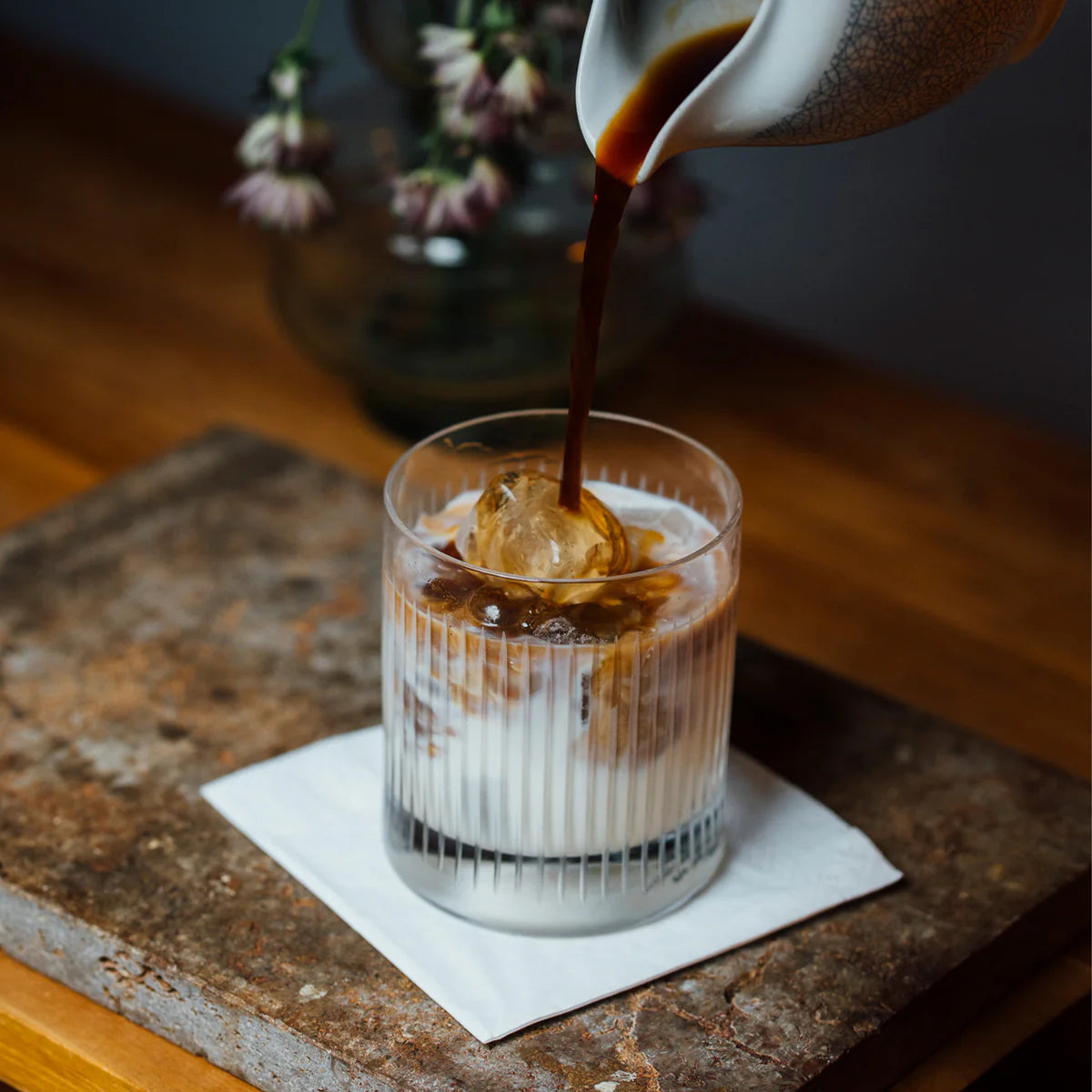 Vaso Whisky New York Soho de Stolzle Lausitz, en un ambiente sofisticado.