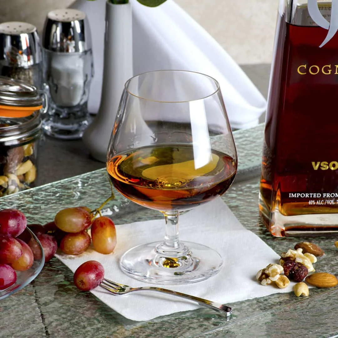 Copa profesional para brandy sobre mesa elegante