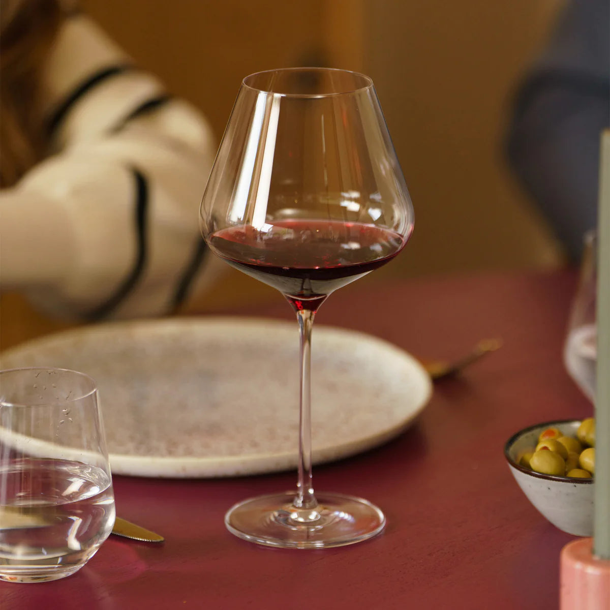 Detalle de la base y el tallo de la copa de vino tinto Burgundy Quatrophil Stölzle Lausitz.