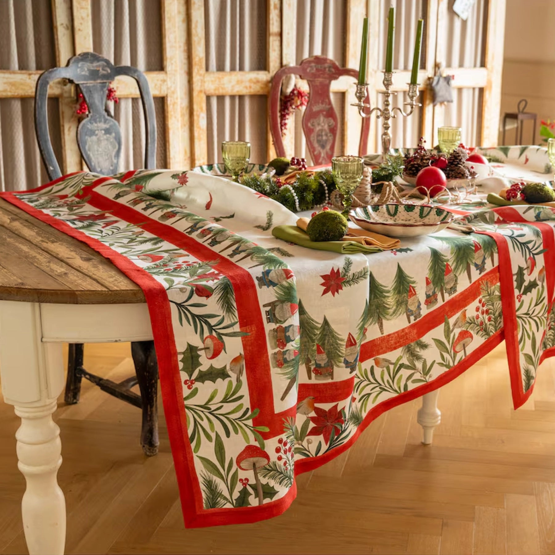 Mesa decorada con mantel Jolly Elf de Tessitura Toscana