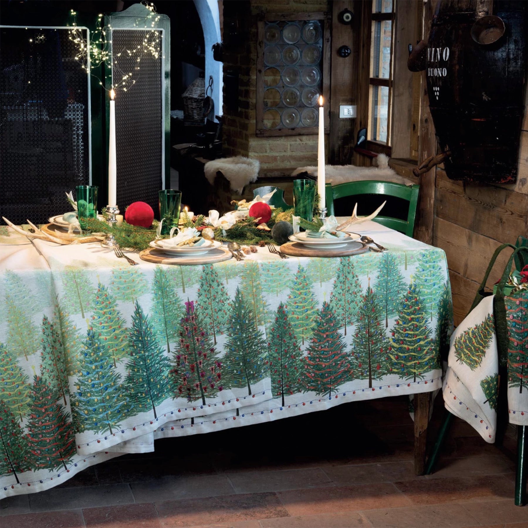 Mantel Fairy Trees de Tessitura Toscana adornando mesa completa