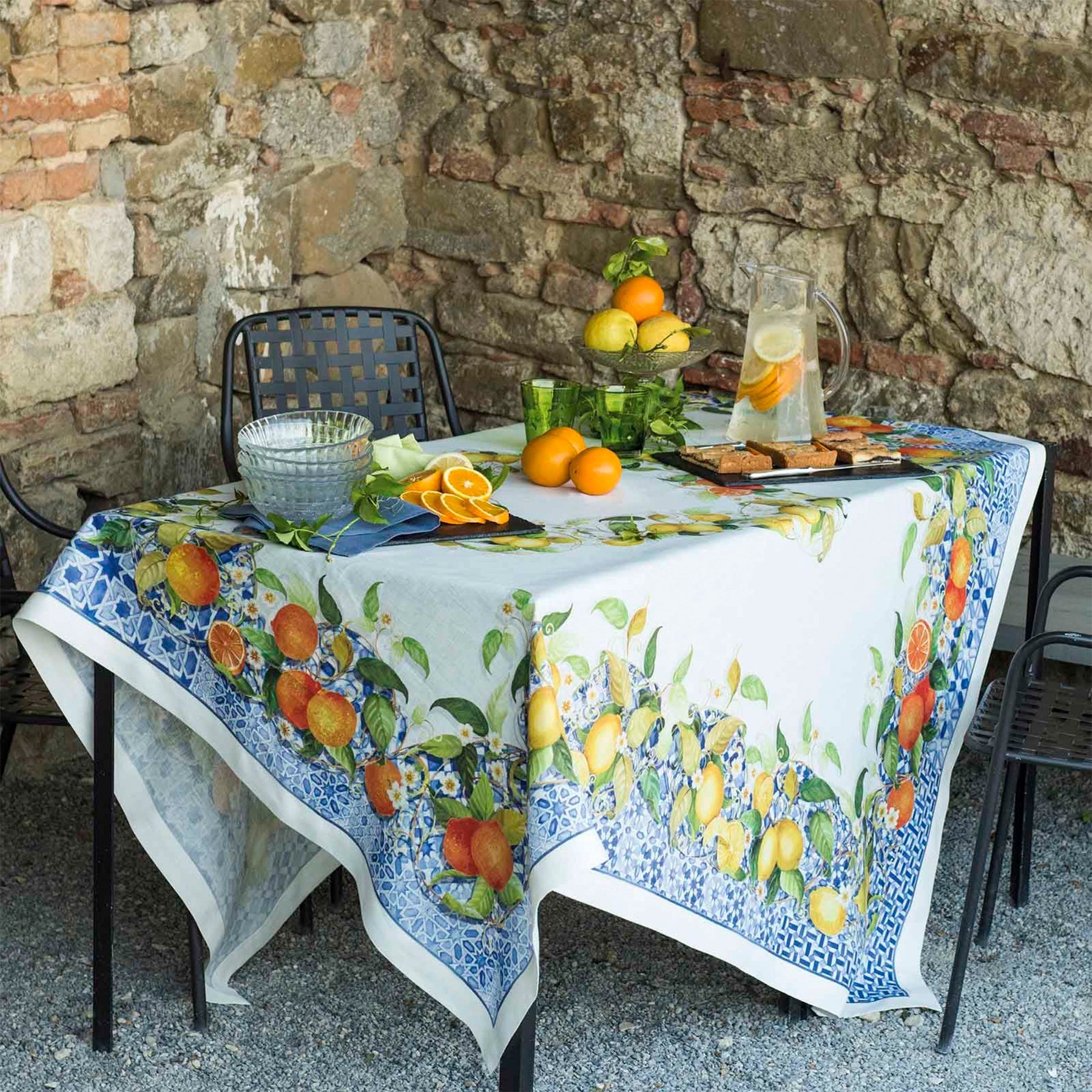 Mesa vestida con mantel Sevillana de Tessitura Toscana
