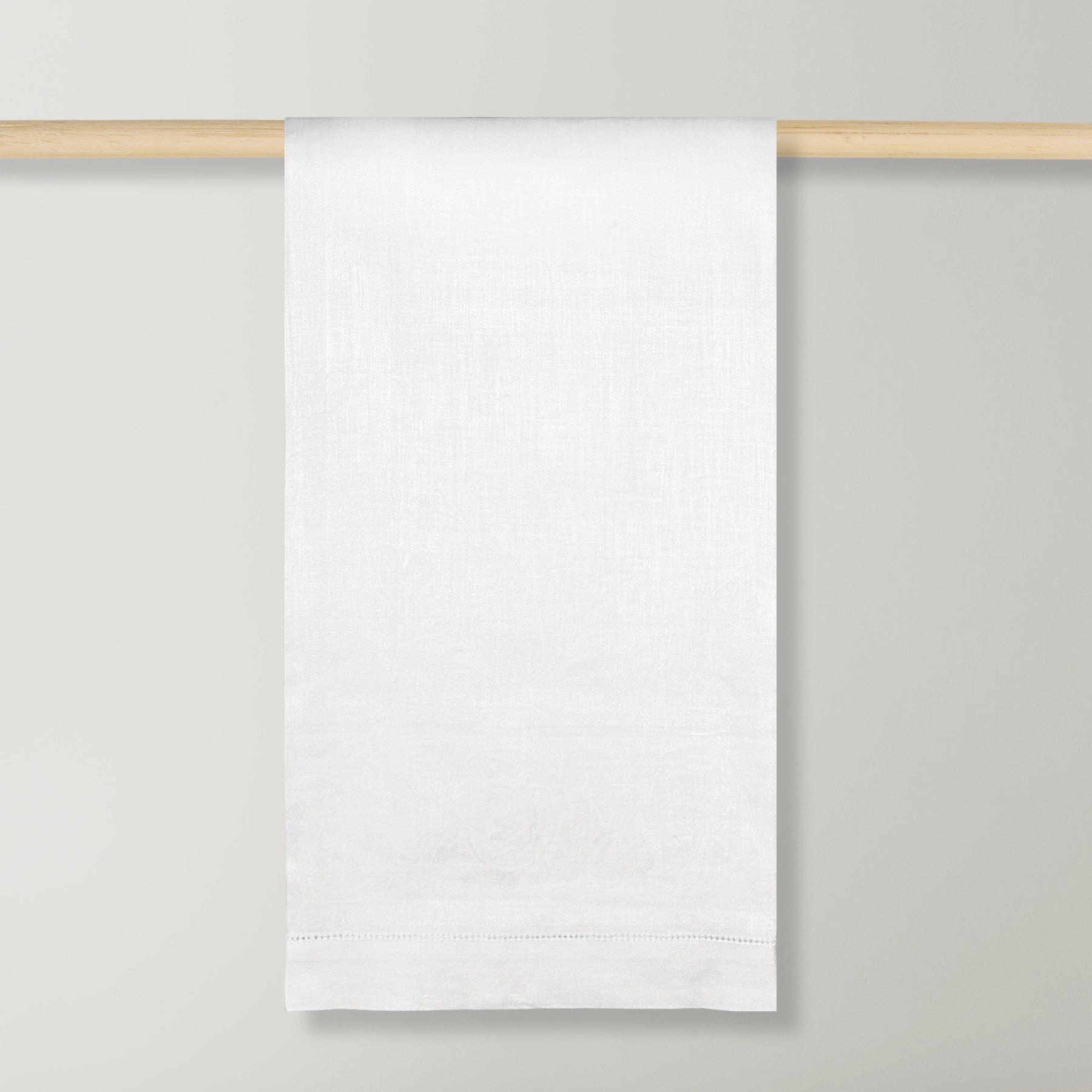 Mantel Paris White 178x350 en lino blanco colgado