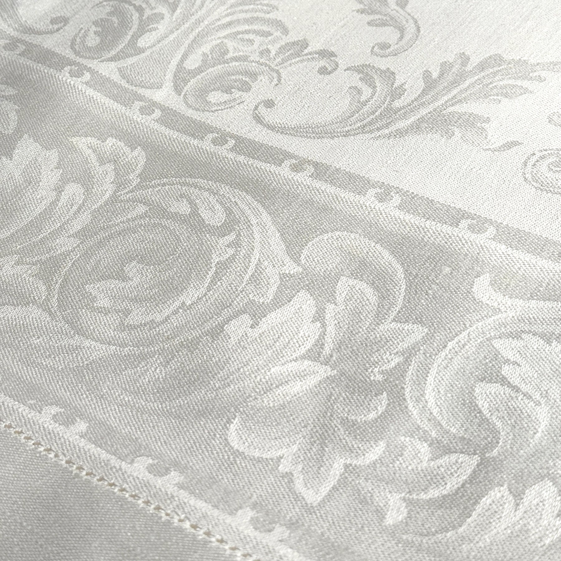 Detalle en primer plano del diseño damasco del Mantel Paris White