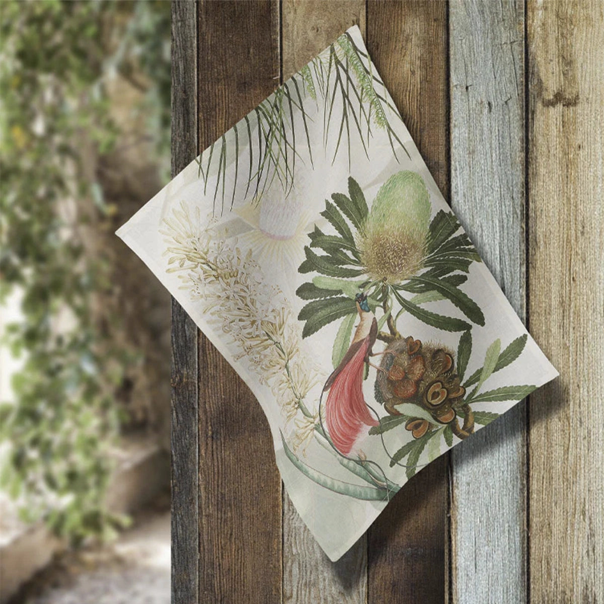 Paño de cocina Loma 2 colgado sobre una repisa de madera