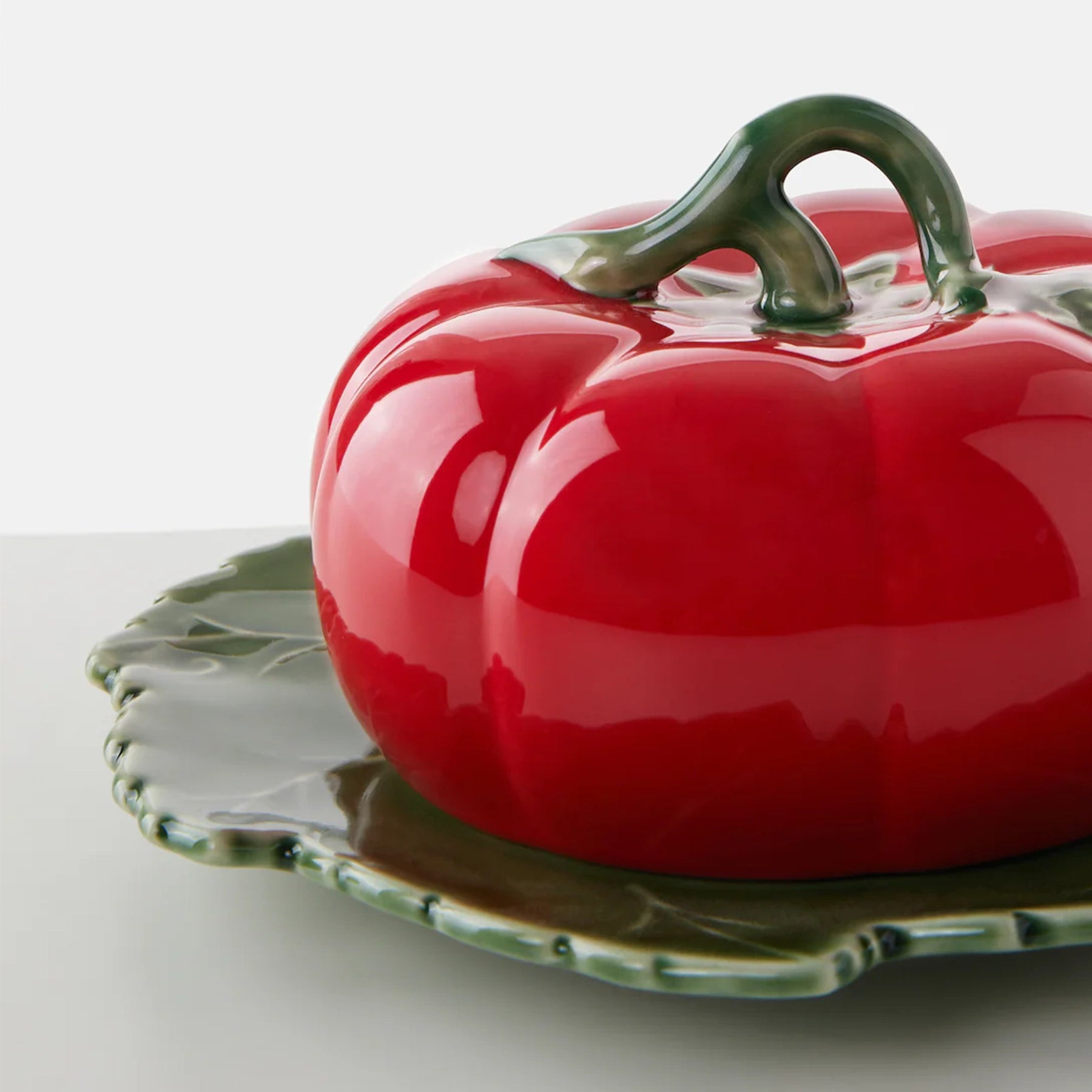 Detalle colores vivos Mantequillera Tomates Bordallo Pinheiro