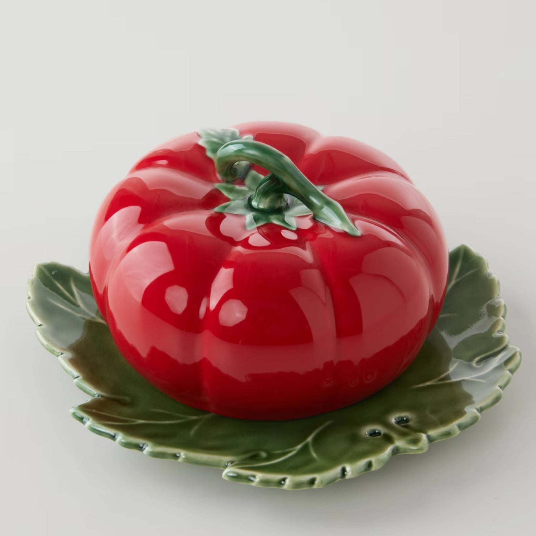 Mesa decorada con Mantequillera Tomates Bordallo Pinheiro