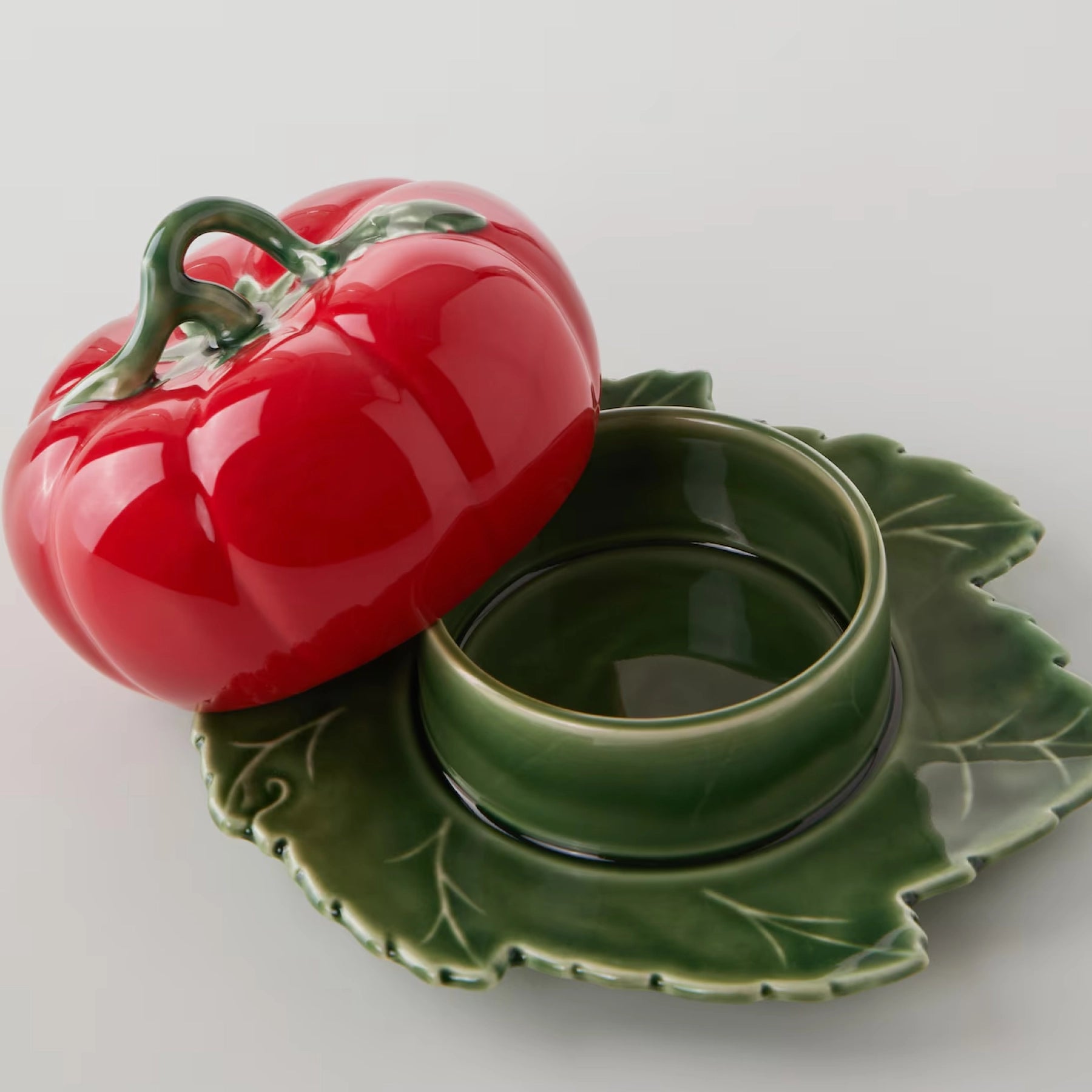 Detalle colores vivos Mantequillera Tomates Bordallo Pinheiro 2