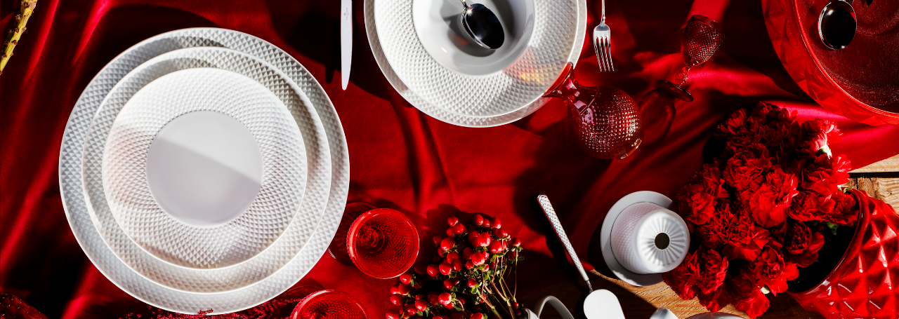 Plato principal Vajilla Bicos con diseño simple, ideal para combinar con la cristalería de colores.