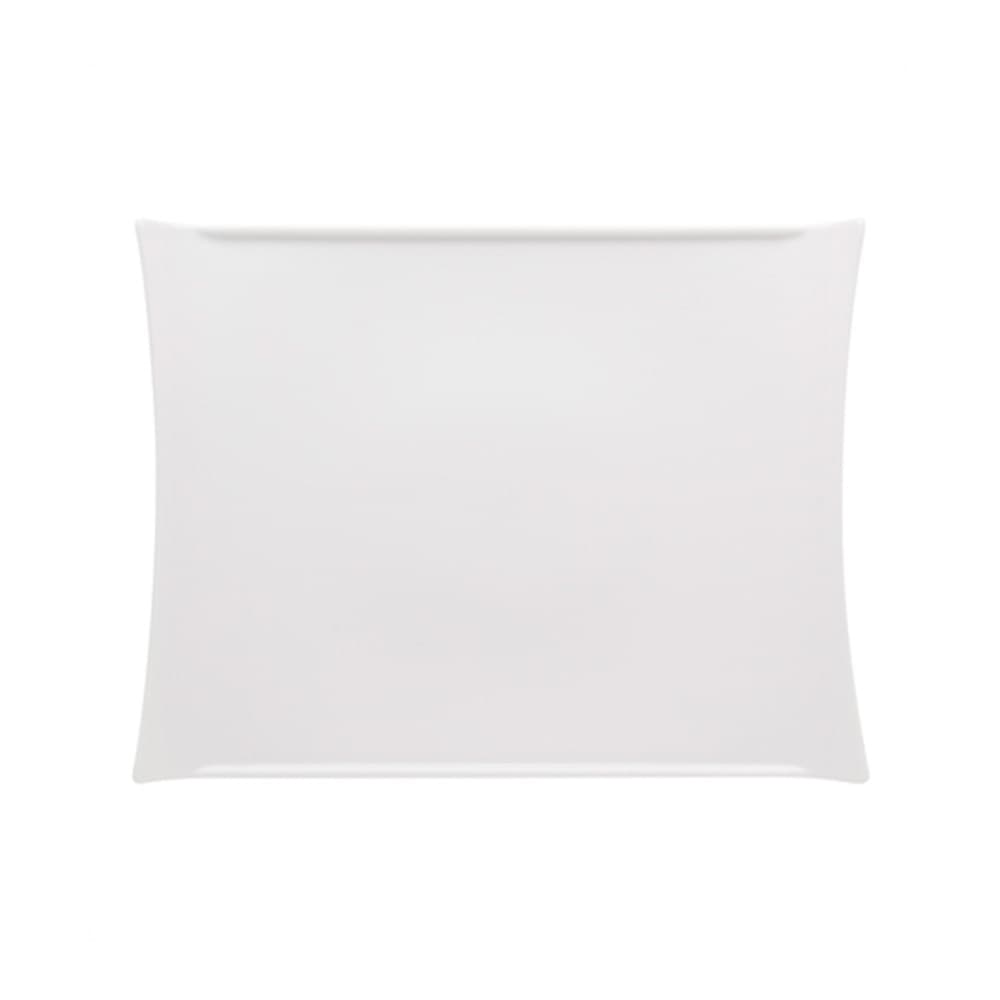 Bandeja cuadrada Buffet de porcelana blanca sobre mesa elegante