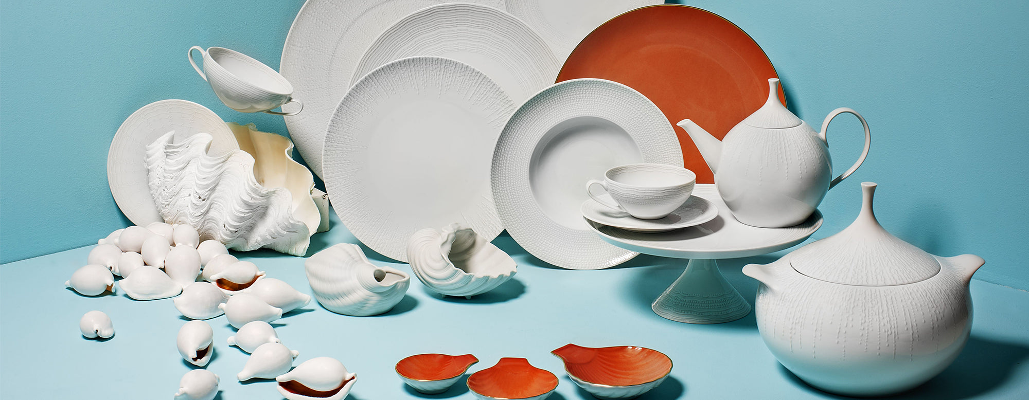 Vajilla de la colección Mar puesta en una mesa, mostrando el ambiente elegante que crea.