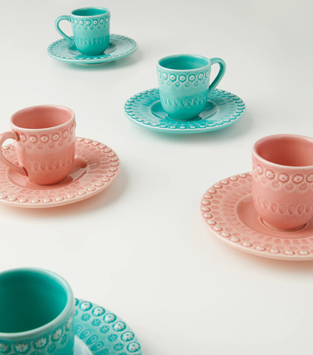 Plato y taza Bordallo Pinheiro – puesta en escena