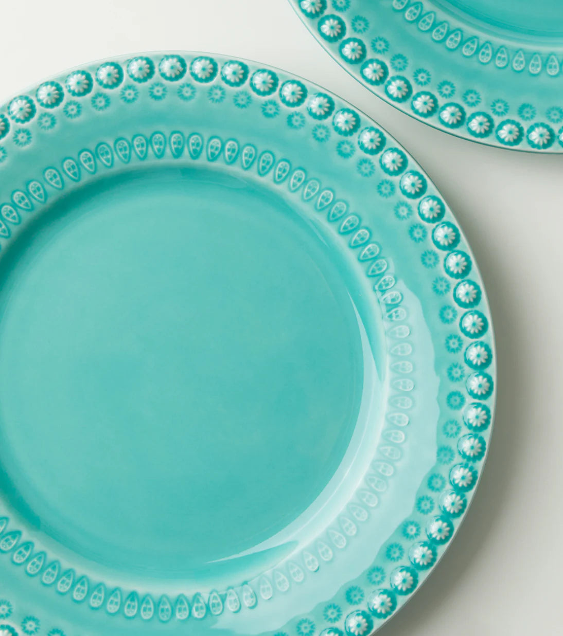 Vista decorativa del Plato Fantasía Aqua con acabado artístico