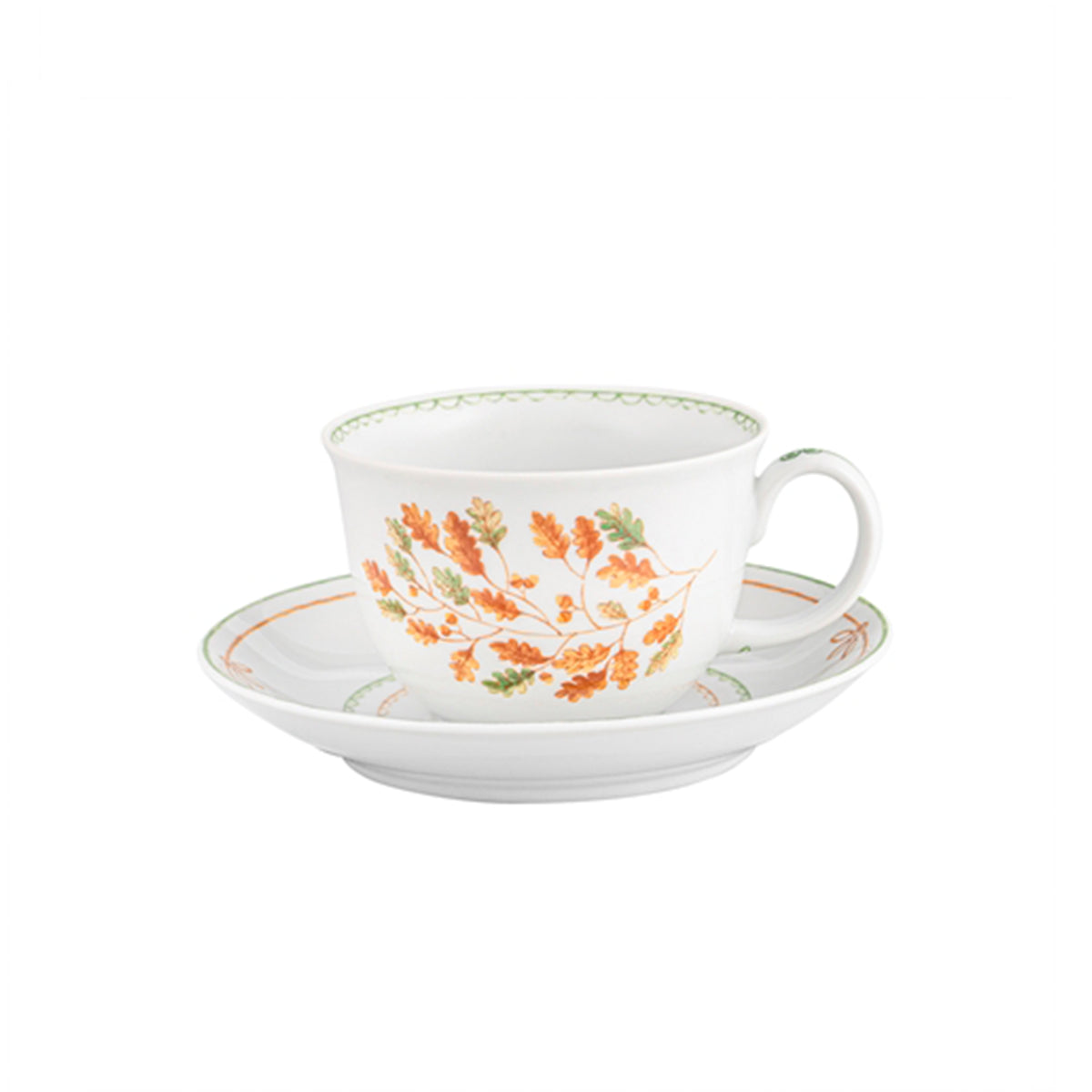 Vista en perspectiva del juego de taza de té con plato de la colección Gudrun en porcelana fina blanca con motivos botánicos de Vista Alegre en Oporto Mesa y Cocina.