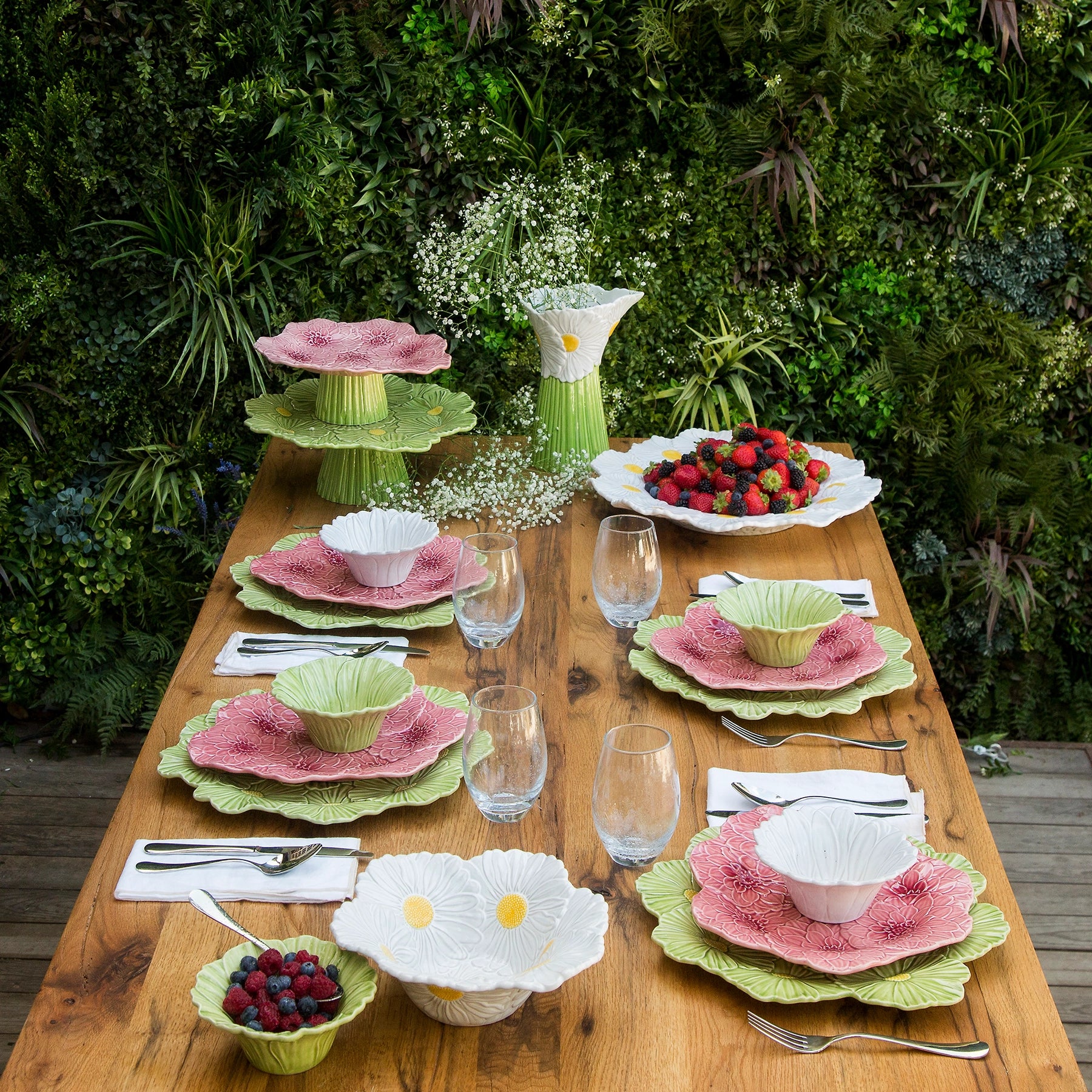 Mesa elegante adornada con vajilla María Flor Bordallo Pinheiro