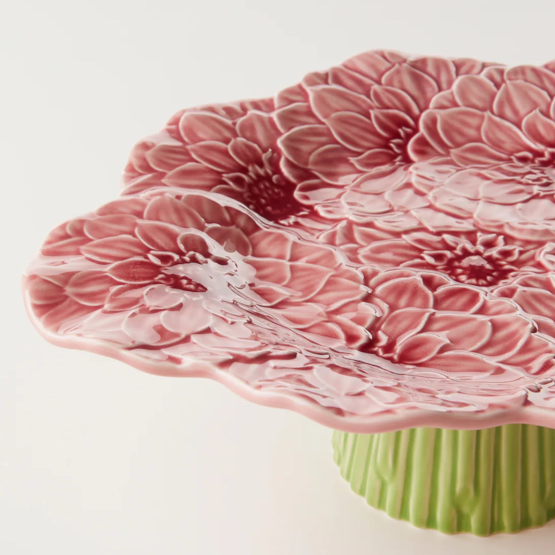 Detalle pintado a mano bandeja torta María Flor