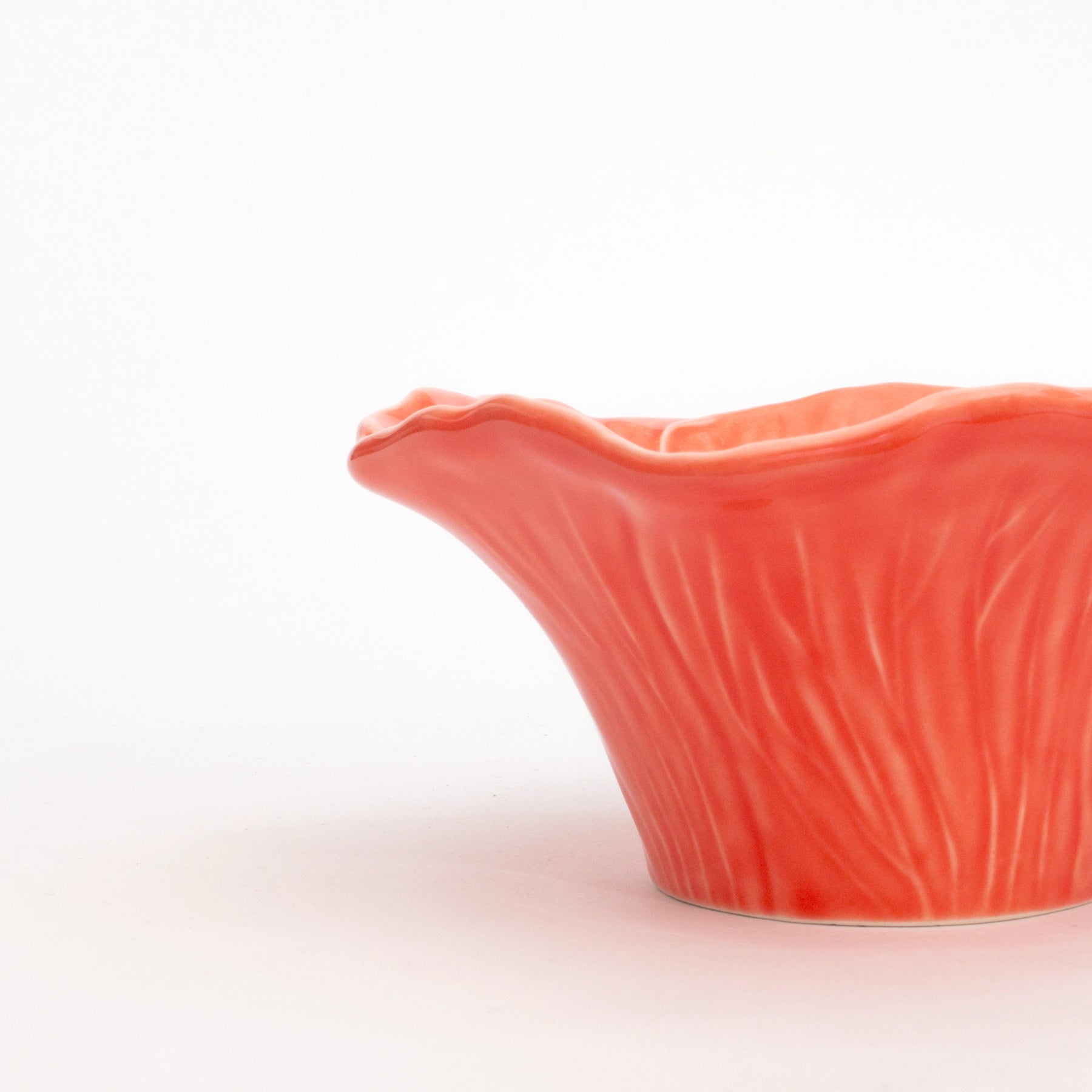 Detalle de los pétalos en el bowl floral de Bordallo Pinheiro 2