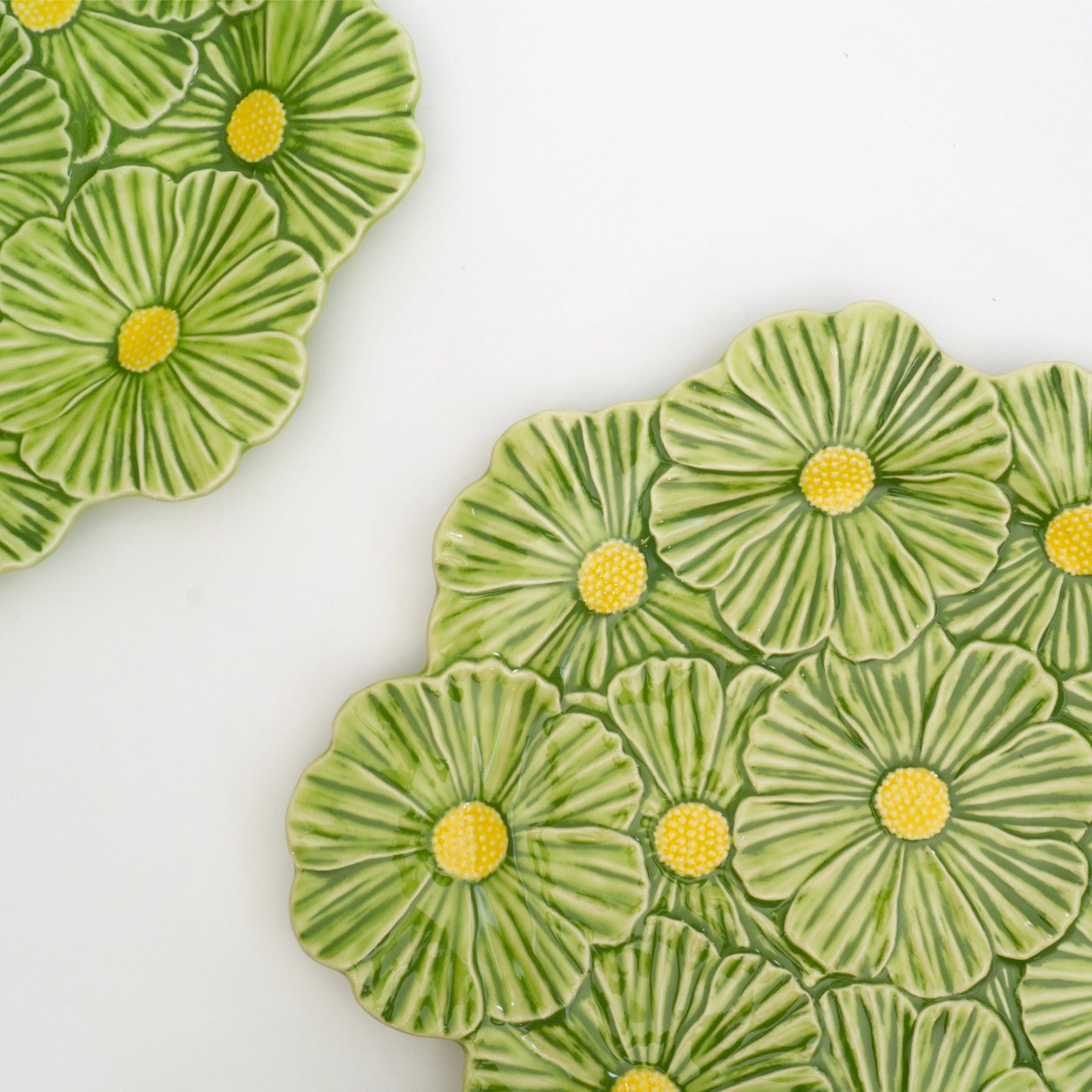 Detalle de flores y relieves artesanales en Plato Base María Flor