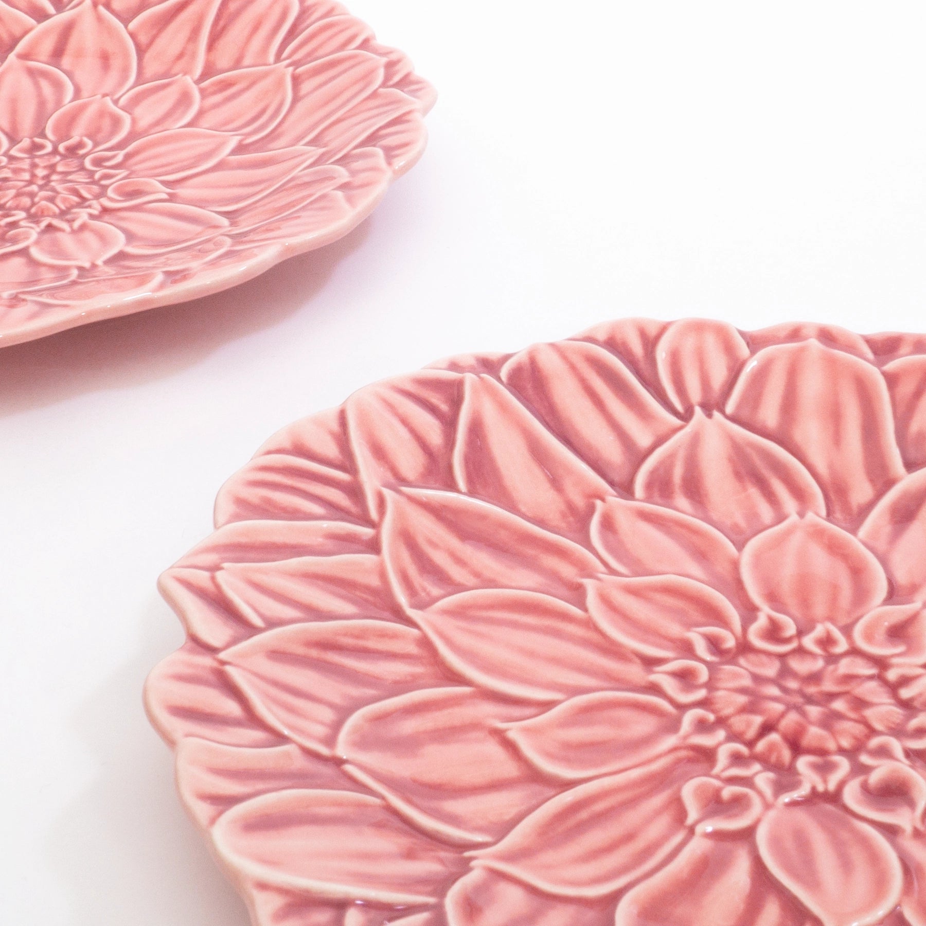 Detalle pintado a mano del plato floral de Bordallo Pinheiro