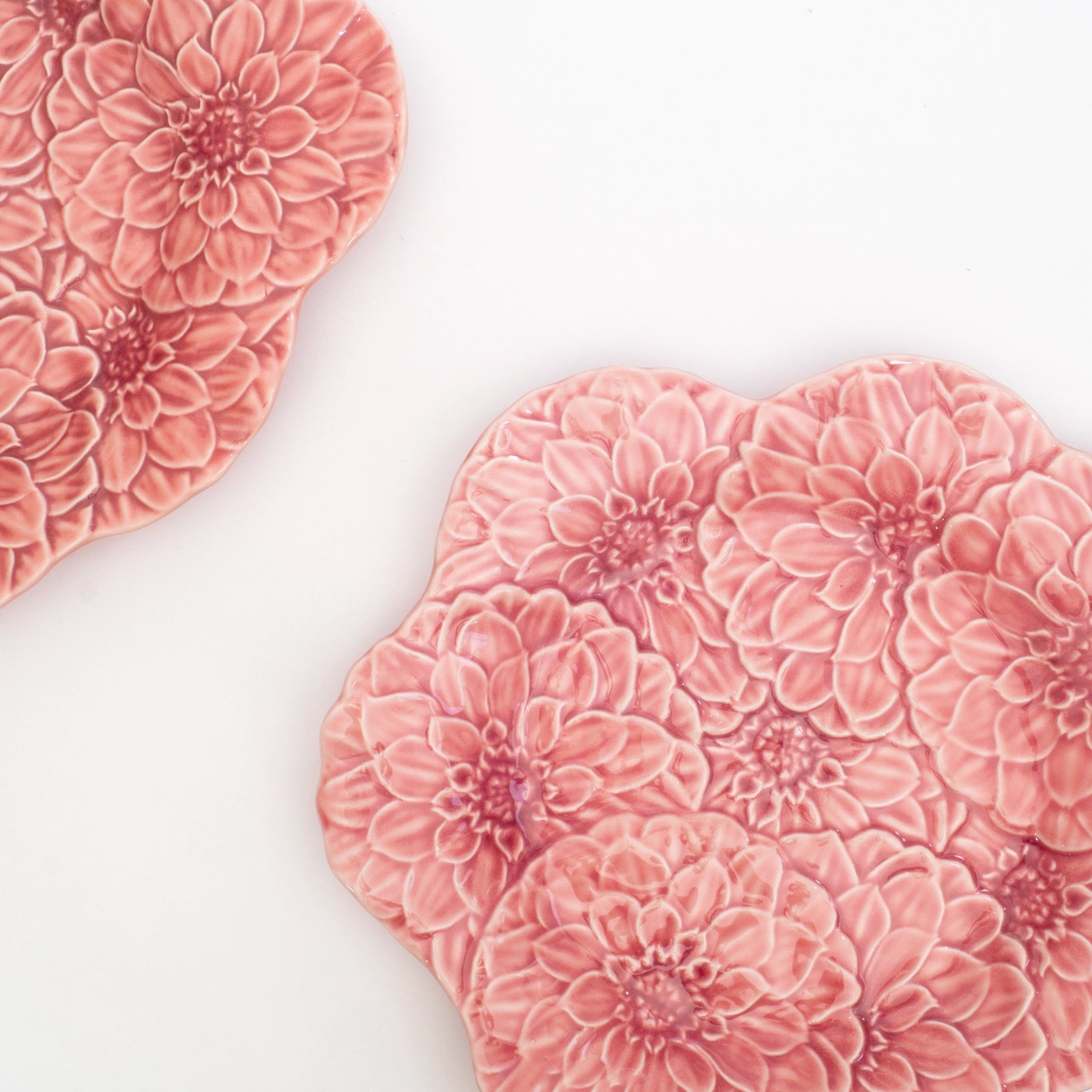 Detalle de flores y relieves artesanales en Plato Principal María Flor