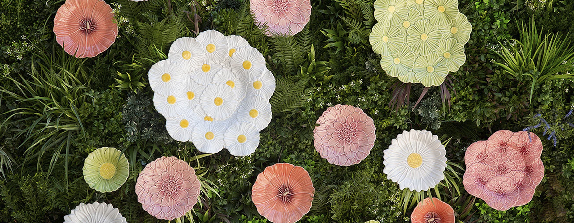 Jardín con la vajilla Maria Flor, destacando el uso de colores vivos.