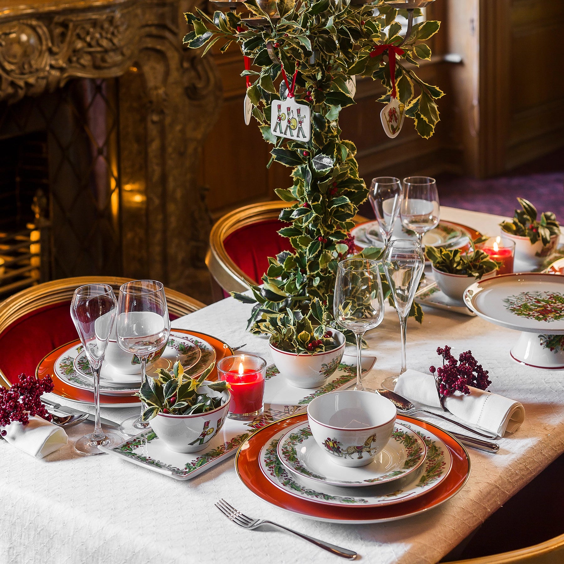 Mesa navideña decorada con vajilla Christmas Magic y velas rojas