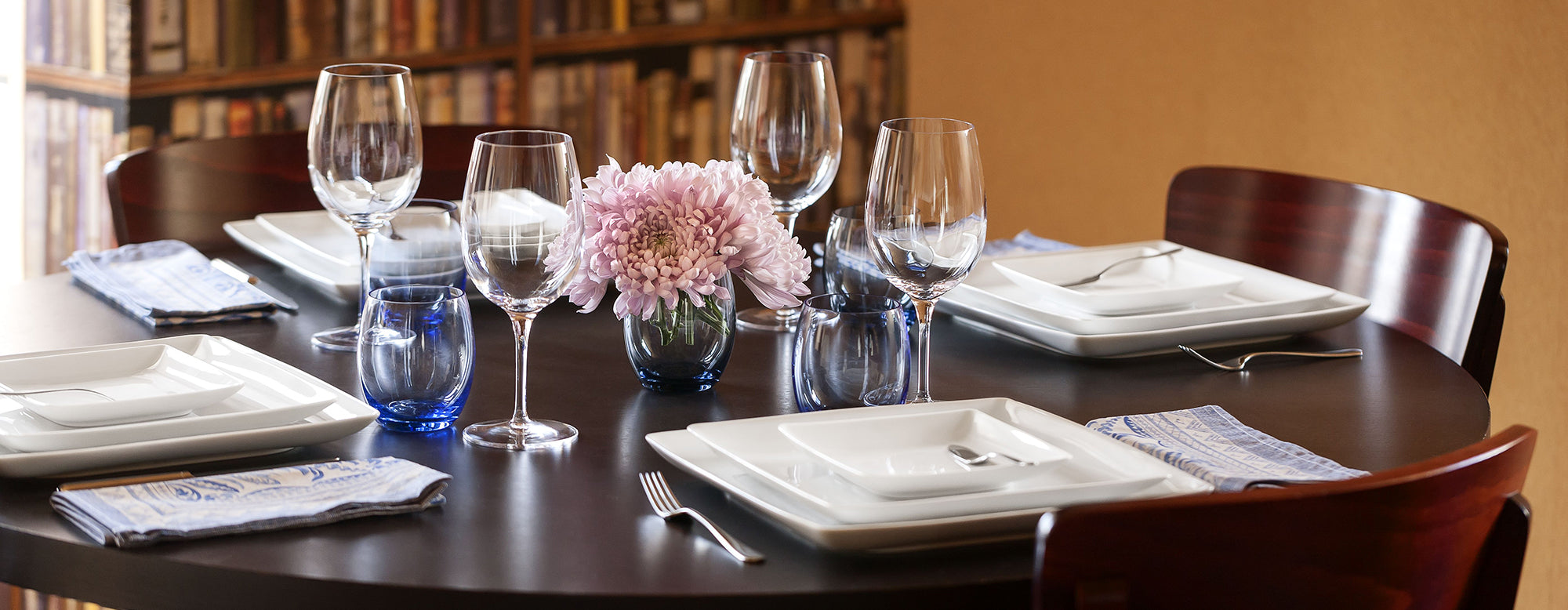 Mesa de comedor con la vajilla de la colección Carré White de Vista Alegre, destacando su diseño minimalista.