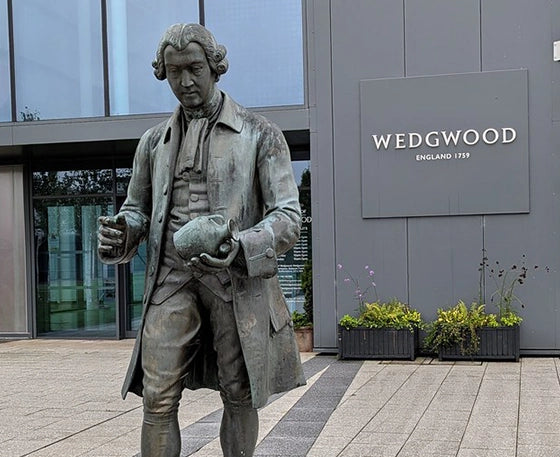 Estatua de Josiah Wedgwood en la entrada de la fabrica en inglaterra.