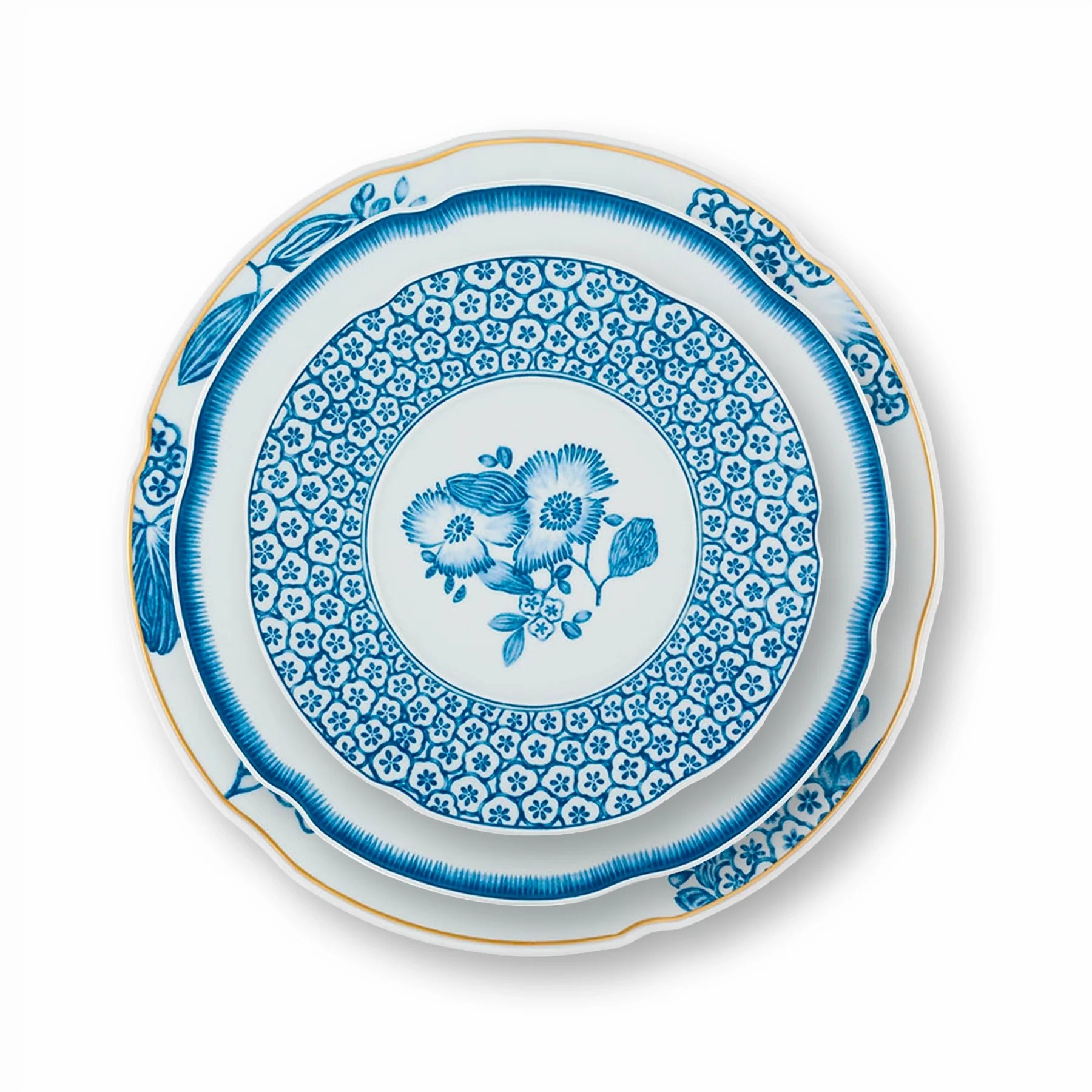 Detalle de los motivos de coral de alta costura y el brillo del esmalte sobre el ala de los platos de la vajilla Coralina Blue de Vista Alegre.