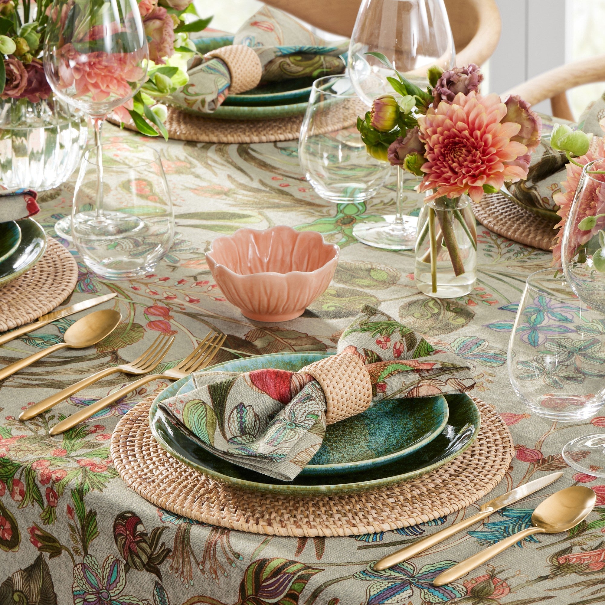 Mesa con varios complementos en descuento, como platos y tazas, que combinan diferentes colores y acabados.
