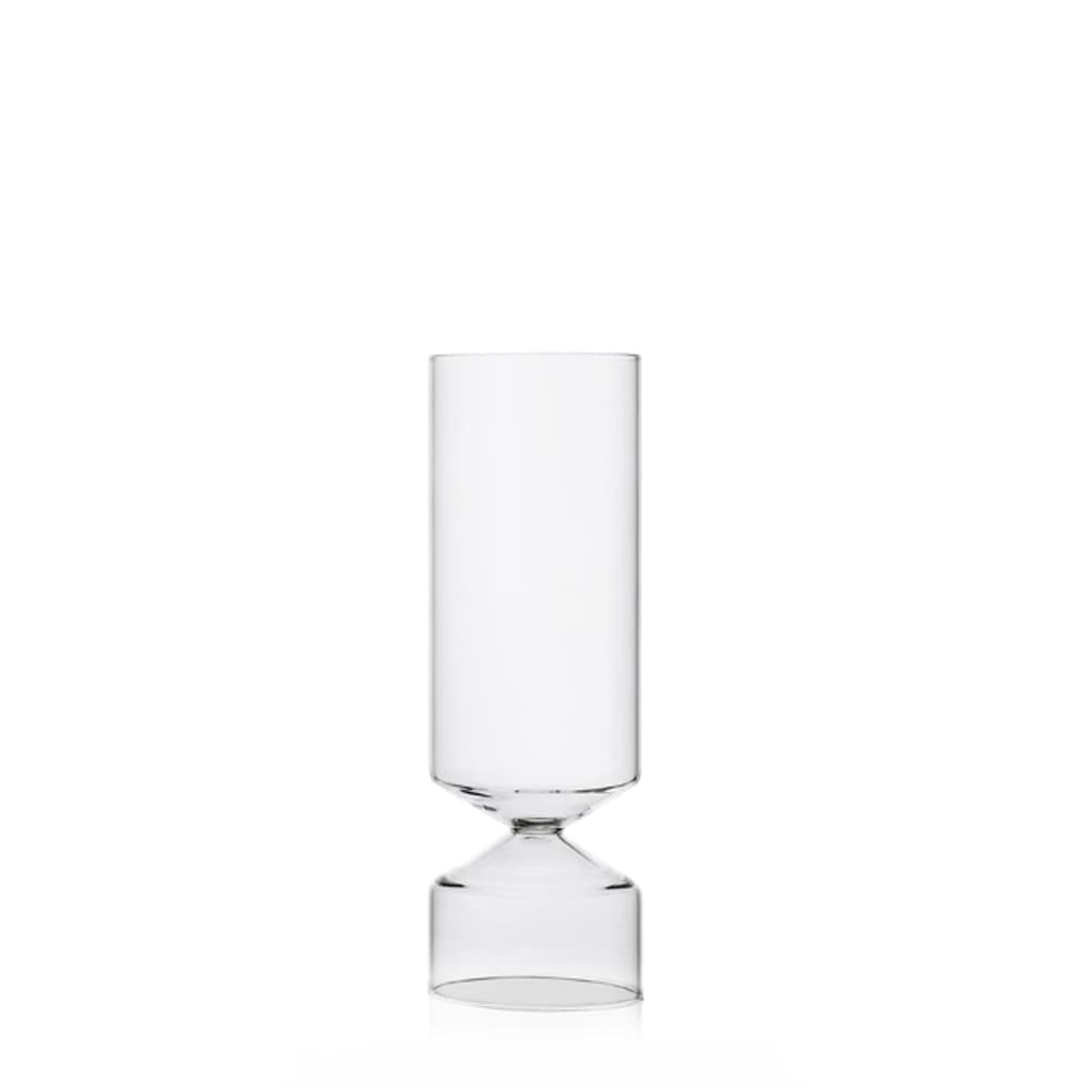 Un jarrón de cristal de diseño en descuento, con la etiqueta de precio original tachada.