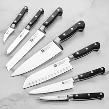 Set de cuchillos de cocina de alta gama en una mesa de marmol.