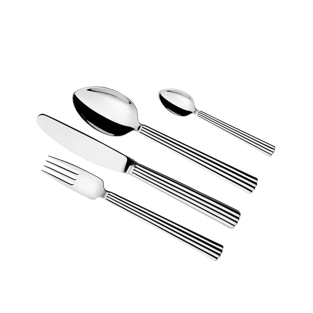 Set de cubiertos Bernadotte de Georg Jensen sobre servilleta de lino, mostrando el mango estriado.