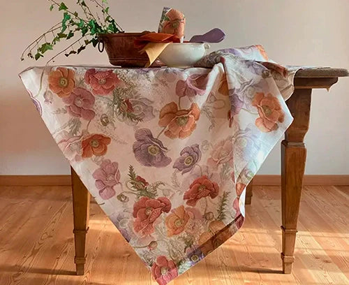 Mantel de lino de Tessitura Toscana en una mesa de comedor, listo para una cena elegante.