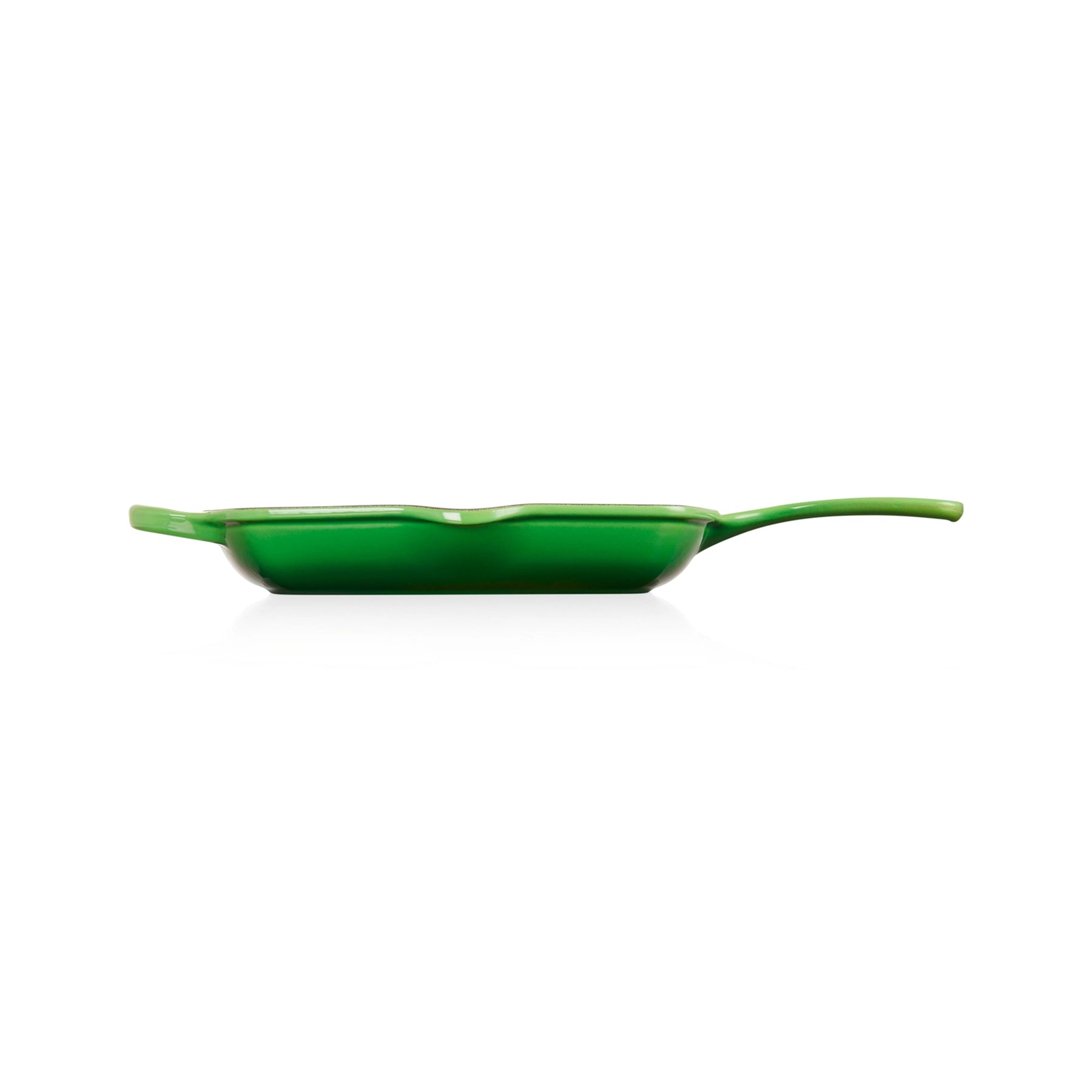 La sartén grill Le Creuset, destacando la calidad de su esmalte exterior.
