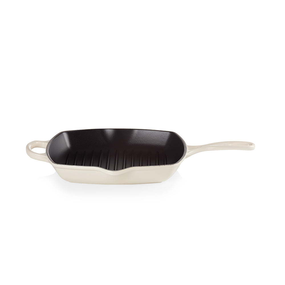 Skillet Grill Cuadrada de Le Creuset, mostrando su superficie interior estriada de hierro fundido para asar alimentos.