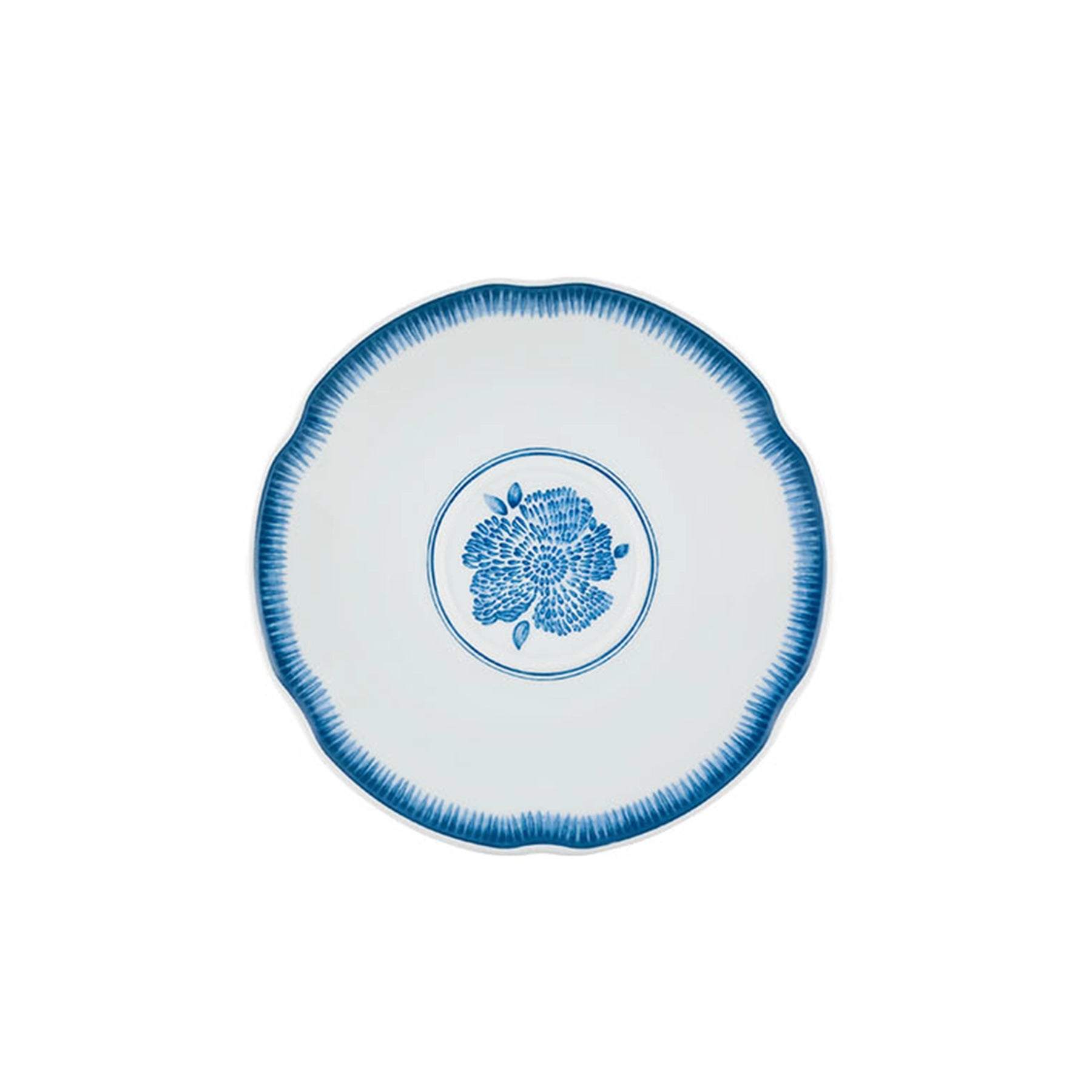 Detalle del plato elegante y el borde azul pintado a mano de la taza de té Coralina Azul diseñada por Oscar de la Renta.