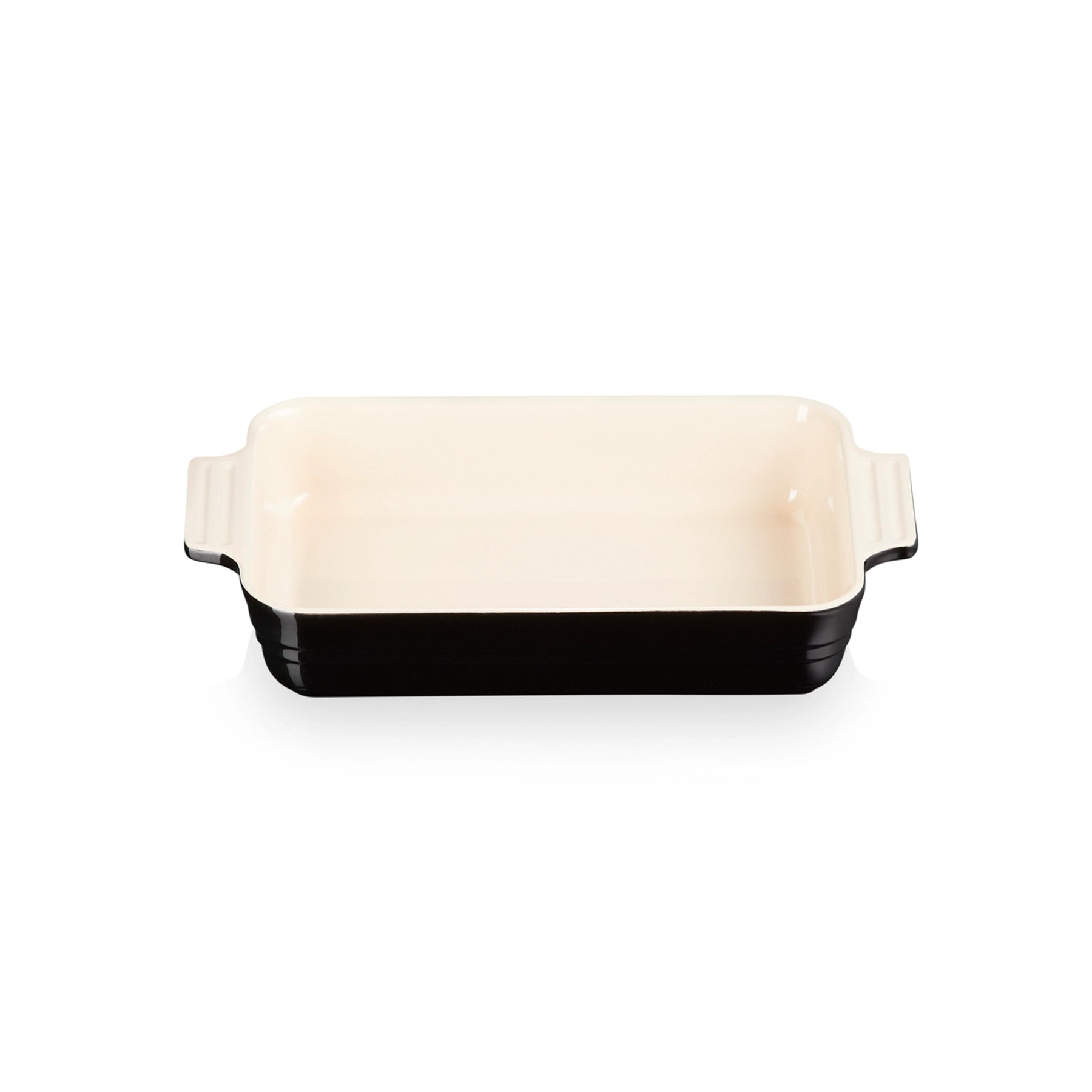 La bandeja rectangular negra de cerámica Le Creuset destacando la calidad de su esmalte exterior.