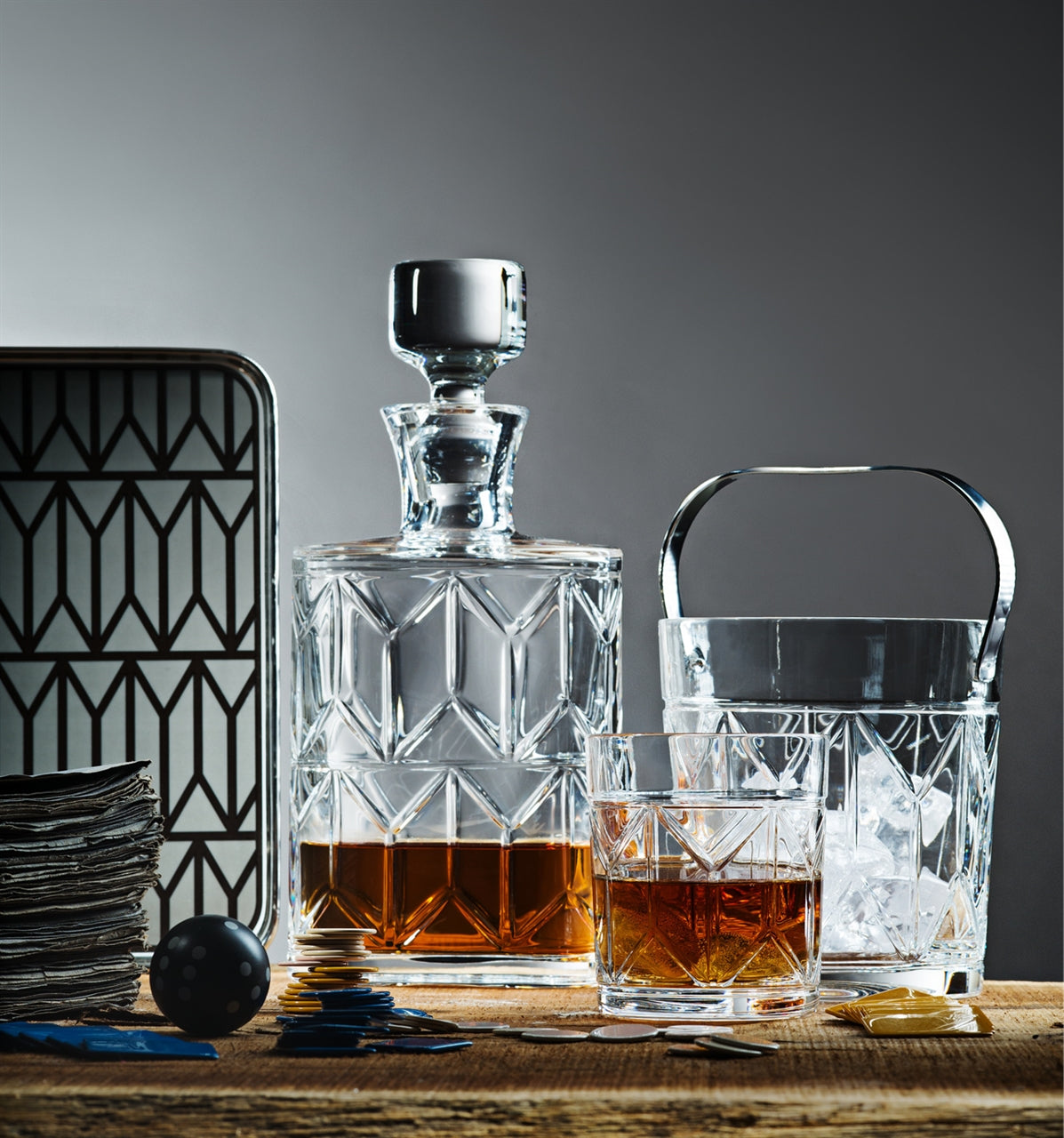 Licorera Avenue servida junto a vasos de la misma colección, ilustrando la elegancia del set completo en un ambiente de bar.