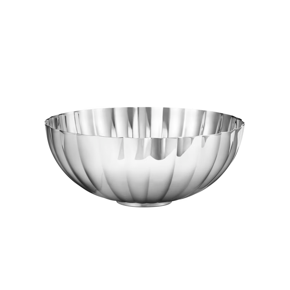 Centro de mesa mediano de la colección Bernadotte de Georg Jensen en acero inoxidable pulido a espejo, mostrando sus icónicos acanalados geométricos.