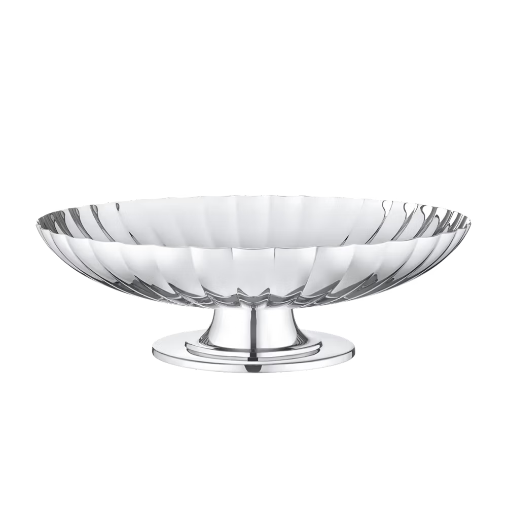 Vista de perfil del plato sobre pedestal de 28 cm de la colección Bernadotte de Georg Jensen en acero inoxidable pulido a espejo, mostrando su base cilíndrica y su plato acanalado.