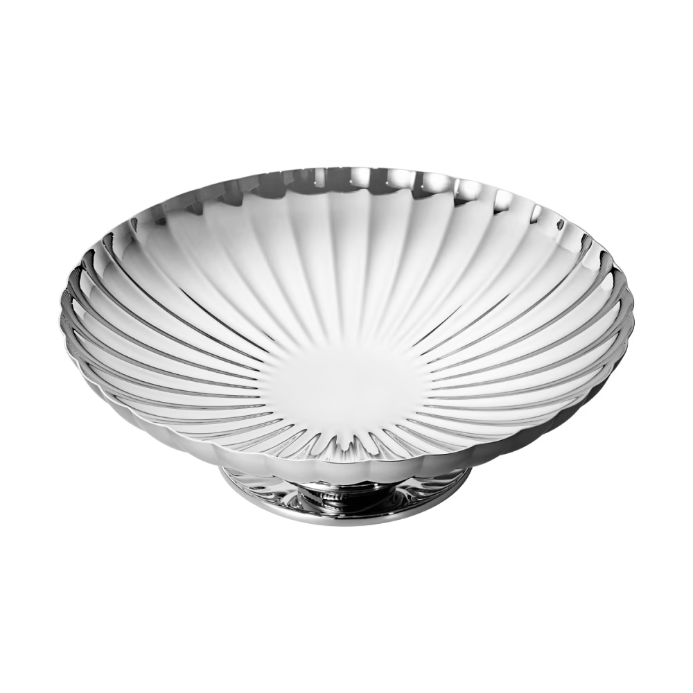 Vista de perfil del plato sobre pedestal de 28 cm de la colección Bernadotte de Georg Jensen en acero inoxidable pulido a espejo, mostrando su base cilíndrica y su plato acanalado.
