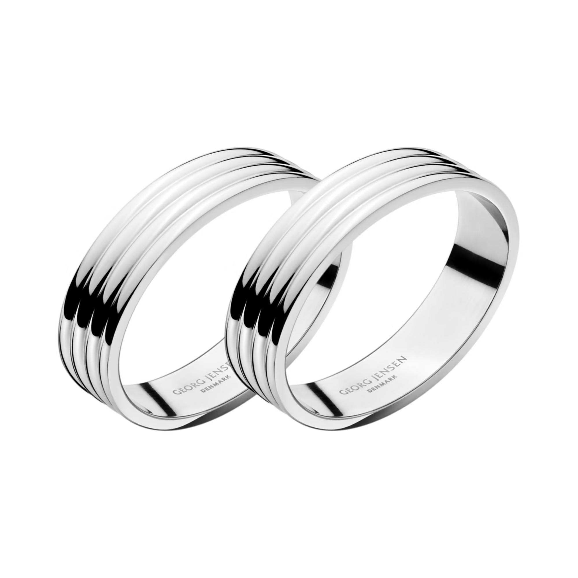 Vista en primer plano de los aros para servilleta Bernadotte de Georg Jensen, detallando el grabado de la marca en el interior liso del metal.