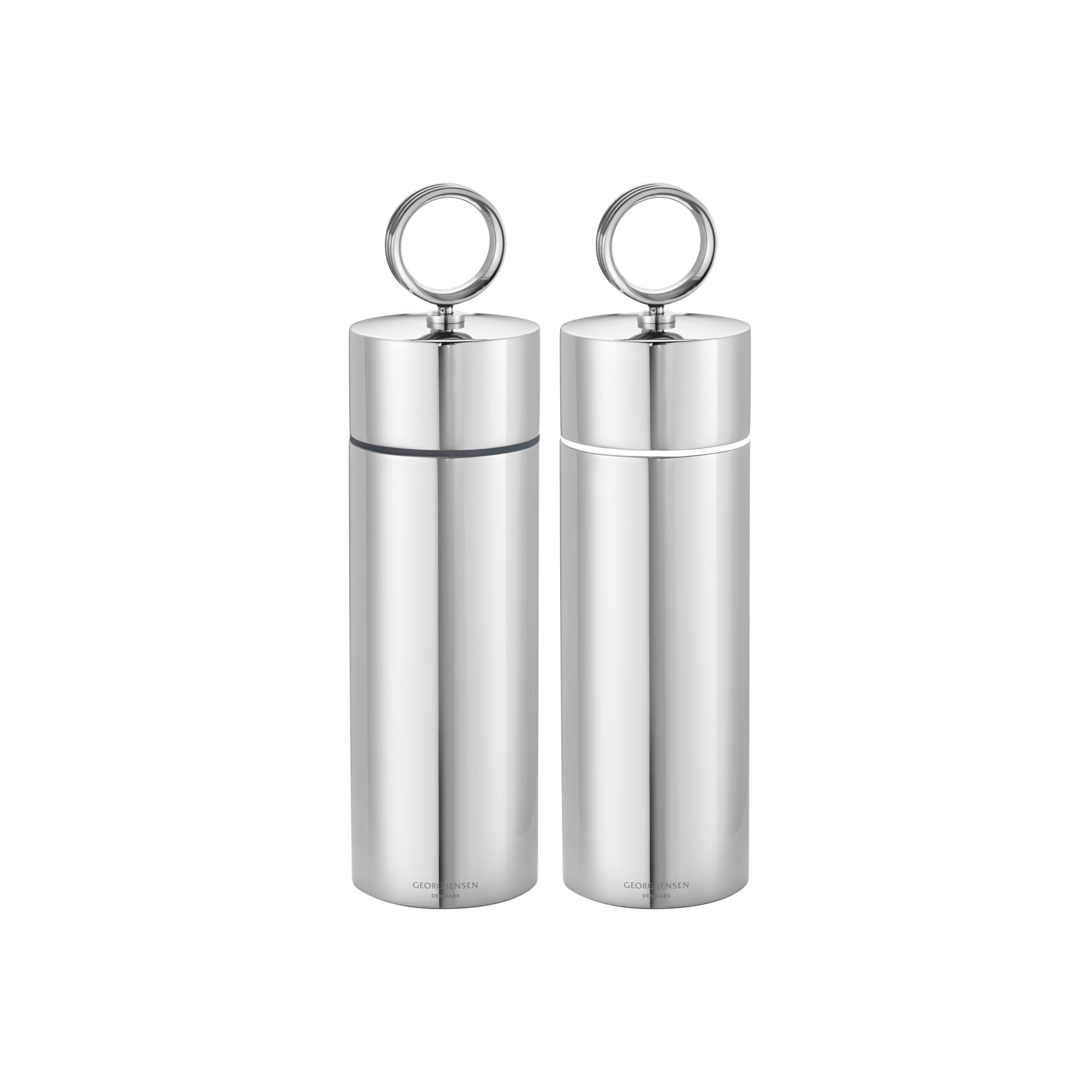 Set de dos molinos de sal y pimienta de la colección Bernadotte de Georg Jensen en acero inoxidable pulido a espejo.