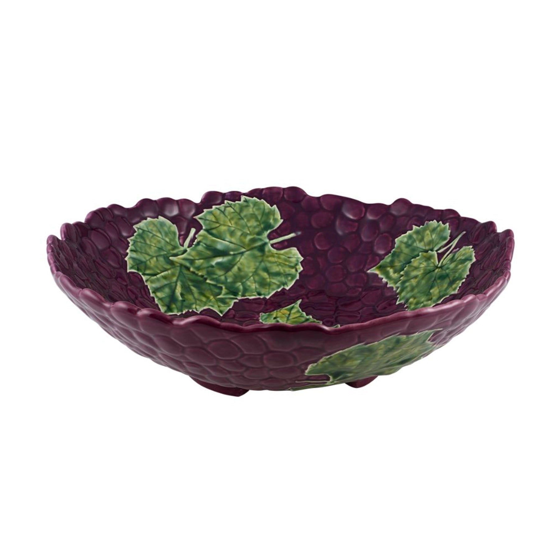 Ensaladera de la colección Uvas de Bordallo Pinheiro en loza portuguesa, mostrando su relieve detallado de hojas de parra y racimos púrpuras.