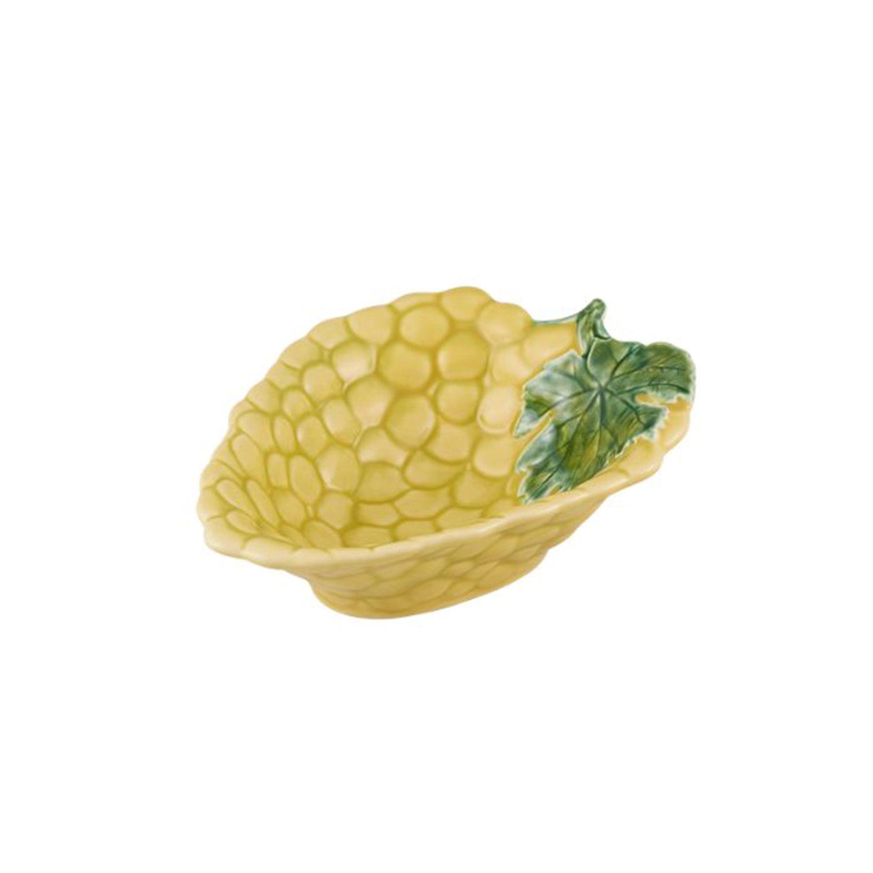 Tazón de la colección Uvas de Bordallo Pinheiro en loza portuguesa, mostrando su diseño tridimensional con relieve de hojas de vid y racimos púrpuras.