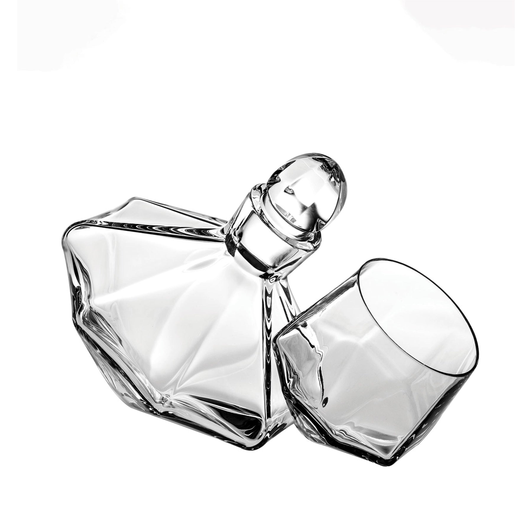 Set Decanter y 2 Vasos de Whisky Carrossel de Vista Alegre, mostrando las tres piezas juntas y el diseño inclinado del decanter.