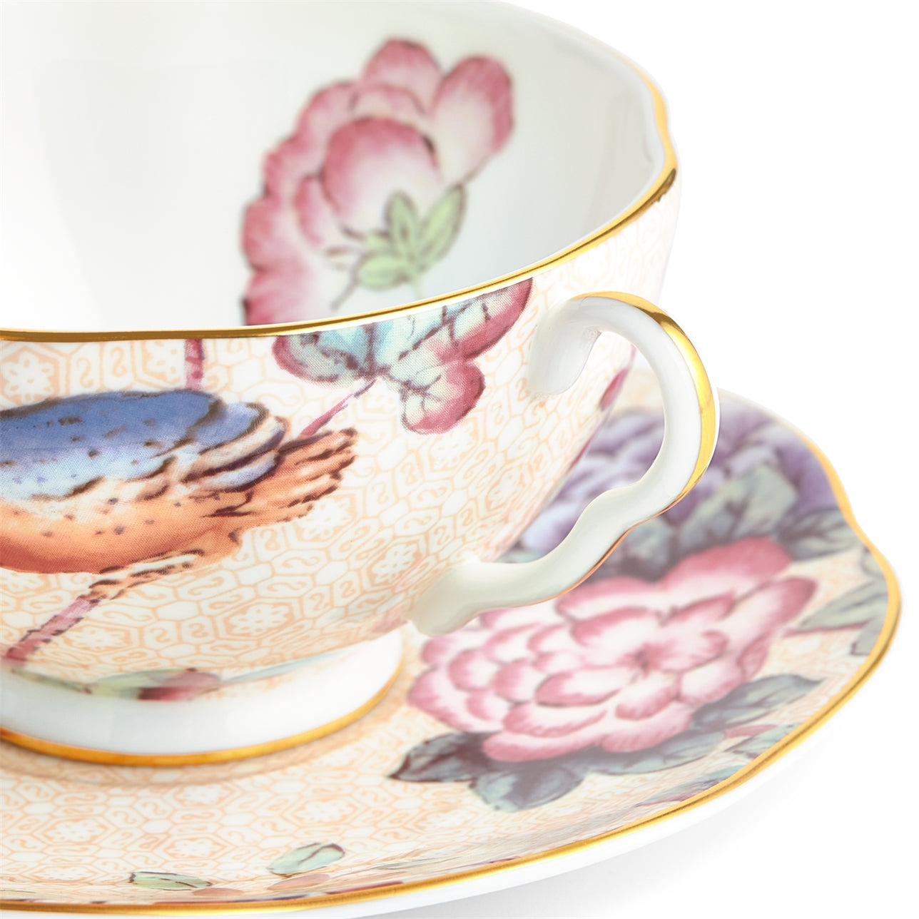 Vista de cerca del diseño floral y de pájaros del juego Durazno Cuckoo.
